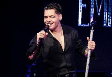 Emir Can İğrek'ten Konserde Sürpriz