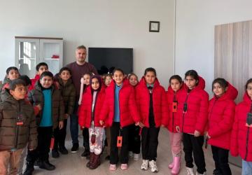 İstanbul’dan Kahta Sabri Orman İlkokulu öğrencilerine kışlık mont desteği