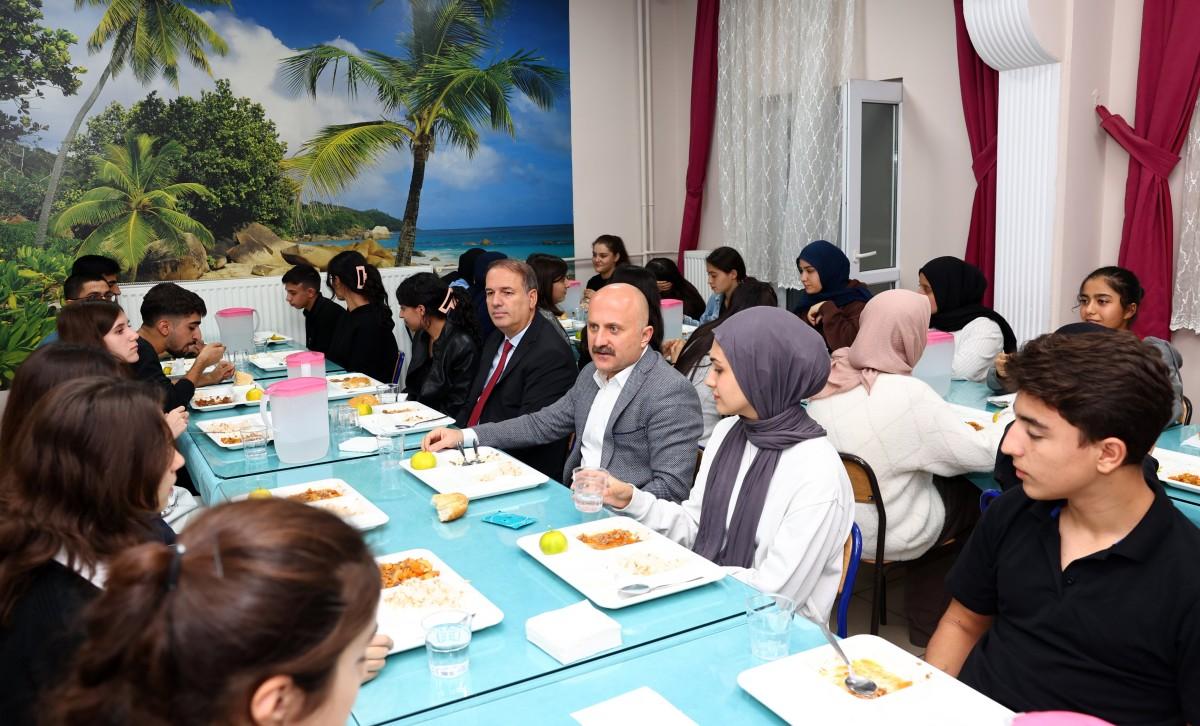 Vali Osman Varol, Fen Lisesi öğrencileriyle bir araya geldi Vali Osman Varol, Fen Lisesi öğrencileriyle bir araya geldi