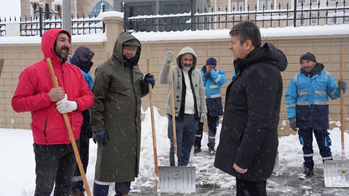 Adıyaman Belediyesi ekiplerinden kesintisiz kar mesaisi - Videolu Haber
