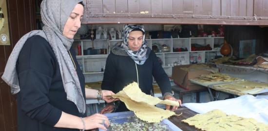 Adıyaman’da kadınlar arpa sapını kağıda dönüştürüyor: Amerika’da sergi haline getirilecek - Videolu Haber