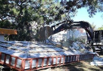 Kemer'de kaçak yapıların yıkımı sürüyor