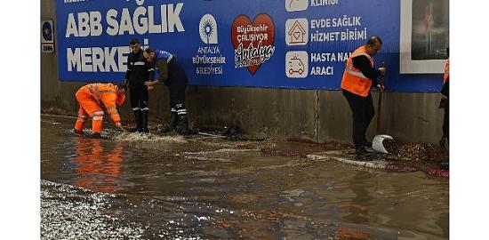 Antalya Büyükşehir Belediyesi 714 personel, 374 araç ile sahadaydı