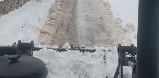 Adıyaman’ın Gölbaşı ilçesinde karla mücadele çalışmaları aralıksız sürüyor