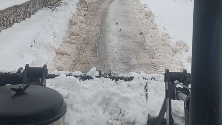 Adıyaman’ın Gölbaşı ilçesinde karla mücadele çalışmaları aralıksız sürüyor