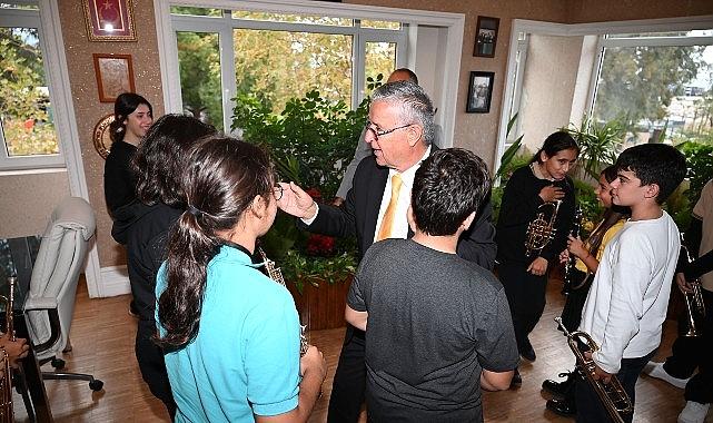 Geleceğin müzisyenlerinden Başkan Topaloğlu'na Öğretmenler Günü sürprizi