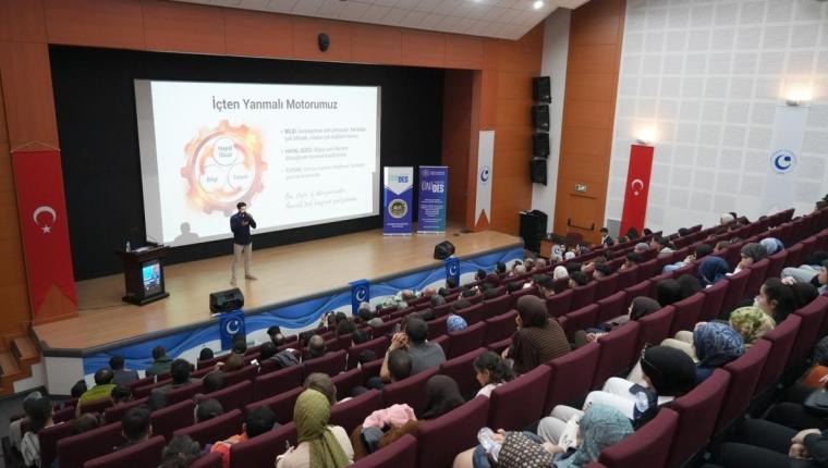 ADYÜ'de "Bilimde ve Sanatta Yaratıcılık" konulu konferans düzenlendi