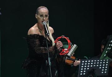 Niran Ünsal İzmir'de Sessizliği Bozdu