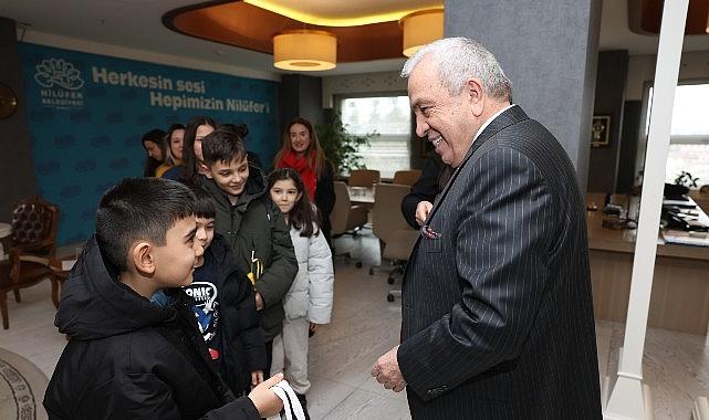 Badırgalı çocuklar el emeklerini Başkan Şadi Özdemir'e hediye etti