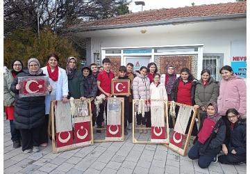 Genç Ellerden Ay Yıldızlı Bayrağa "Türk Düğümü" Dokunuşu