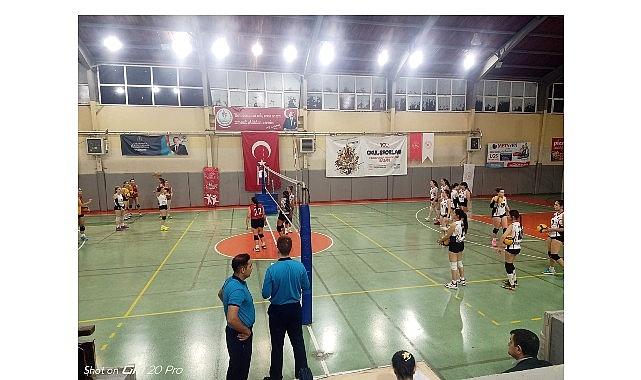 Çiğli Belediyesi'nin Voleybol Takımları Ligde Zirvede