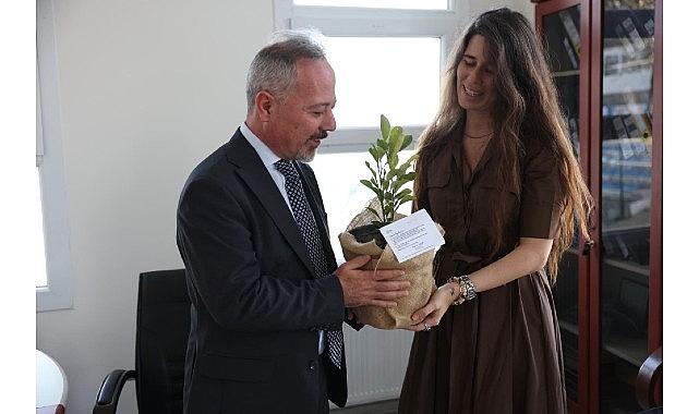 Çeşme Belediyesinden öğretmenlere anlamlı 24 Kasım hediyesi