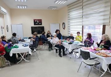 İyilik örüyor, çocukların yüreklerini ısıtıyorlar