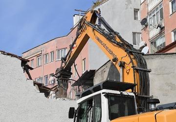 Osmangazi Belediyesi'nden tarihi koruyan yıkım