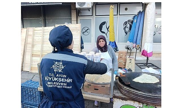 Başkan Çerçioğlu'ndan Vatandaşlara ve Pazarcı Esnafına Sıcak İkram