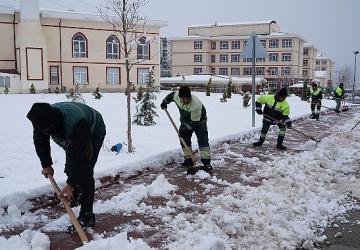 Yaya Güvenliği İçin Kar Küreme ve Tuzlama Seferberliği Devam Ediyor