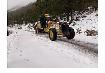 Büyükşehir ekiplerinin karla mücadele çalışması sürüyor
