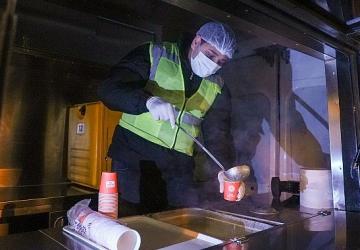 Maltepe Belediyesi'nden vatandaşlara sıcak çorba ikramı