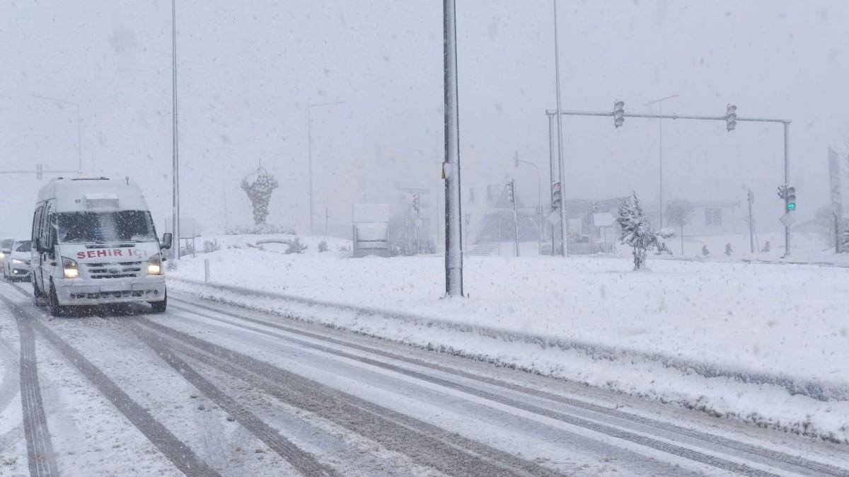 Kar ve Sis Besni’de Ulaşımı Olumsuz Etkiledi!