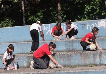 Öğrencilerinden Mıntıka Temizliği