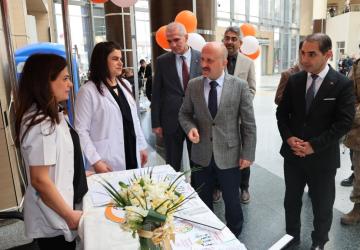 Vali Varol, Dünya Obezite Günü kapsamında kurulan standı ziyaret etti