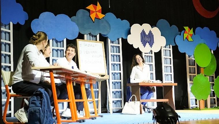 Halkbank Çocuk Tiyatrosu Türkiye'yi Dolaşmayı Sürdürüyor