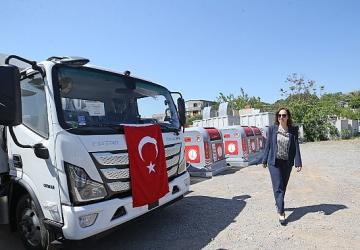 Karşıyaka'nın temizlik filosu üç yeni kamyonla güçlendi