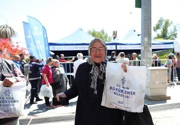 Aydın Büyükşehir Belediyesi Binlerce Fideyi Nazilli'de Vatandaşlara Dağıttı
