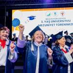 Balçova'da Mezuniyet Coşkusu: 3. Yaş Üniversitesi'nde Kepeler Umuda Atıldı
