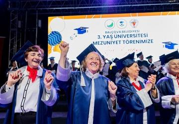 Balçova'da Mezuniyet Coşkusu: 3. Yaş Üniversitesi'nde Kepeler Umuda Atıldı