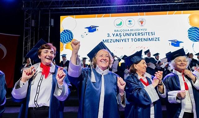 Balçova'da Mezuniyet Coşkusu: 3. Yaş Üniversitesi'nde Kepeler Umuda Atıldı