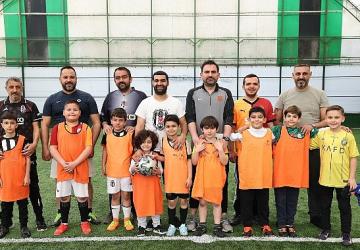 Küçükçekmece'de Renkli Maç: Babalar ve Oğulları Futbol Heyecanı Yaşadı