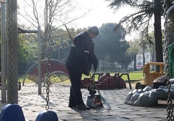 Osmangazi Belediyesi'nden Parklara Günlük Bakım Dokunuşu