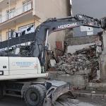 Konak'ta metruk yapıların yıkımı devam ediyor