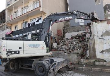 Konak'ta metruk yapıların yıkımı devam ediyor