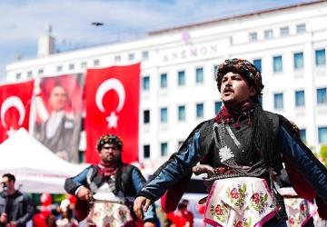 Manisa'da 19 Mayıs Coşkusu Cumhuriyet Meydanı'na Taştı