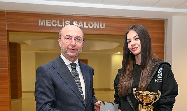 Selçuklu'nun Başarılı Sporcuları Başkan Pekyatırmacı ile Bir Araya Geldi