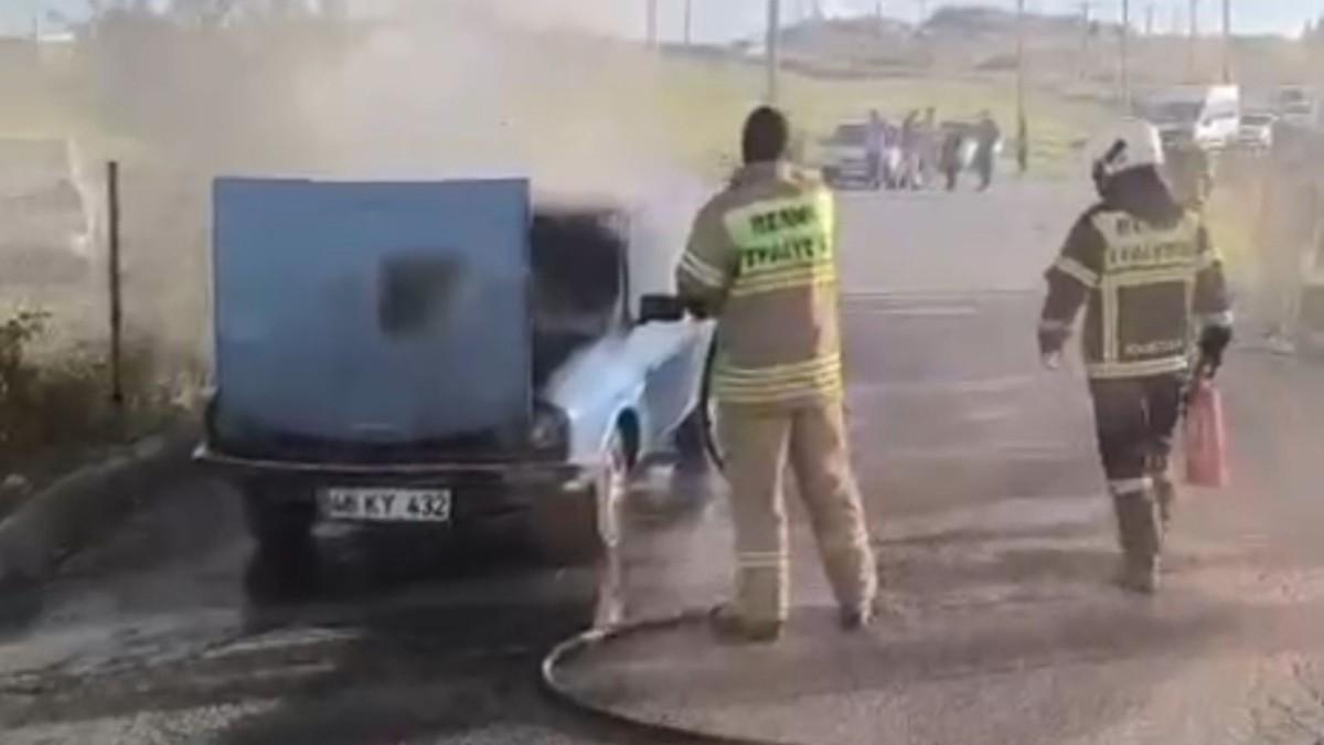 Besni’de seyir halindeki araçta yangın paniği