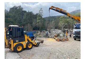 Kemer'de temizlik çalışmaları sürüyor