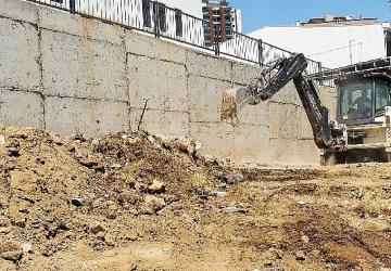 Karşıyaka'da yol bakım çalışmaları hız kesmiyor