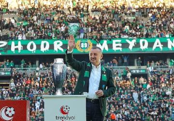 Büyükakın, hem Kocaelispor'u, hem de taraftarı kutladı