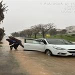 Büyükşehir'in zabıtası İzmirliyi sırtında taşıdı