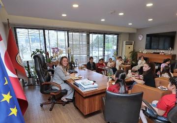 Başkan Mutlu makamını çocuklara devretti