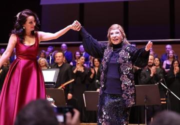 Bedia Akartürk'ten Büyükşehir korosuna yeni yıl sürprizi