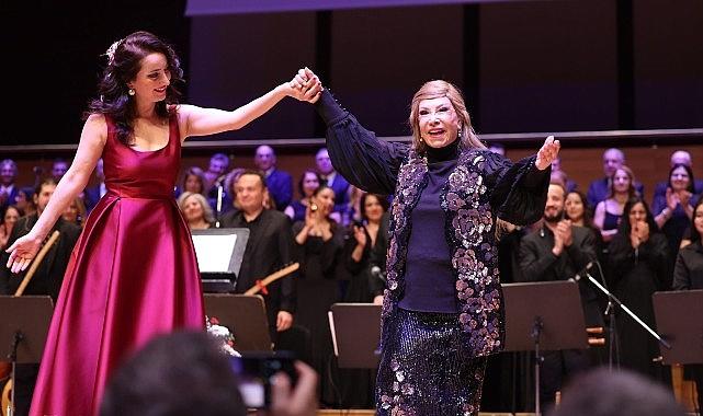 Bedia Akartürk'ten Büyükşehir korosuna yeni yıl sürprizi