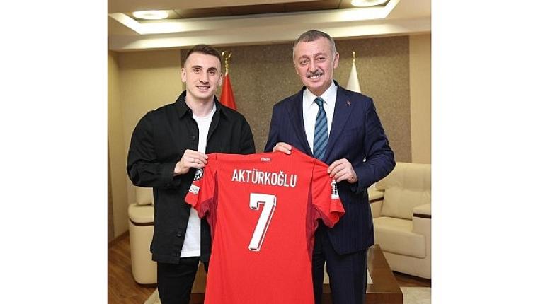 Kerem Aktürkoğlu'ndan Başkan Büyükakın'a Milli forma