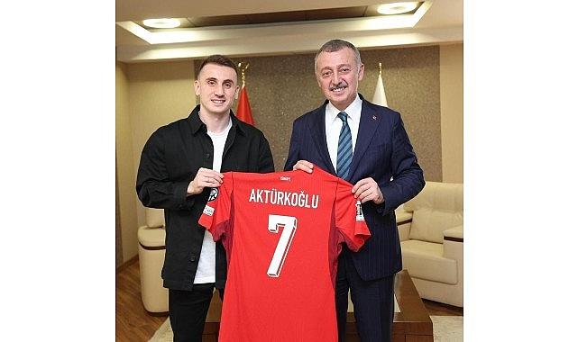 Kerem Aktürkoğlu'ndan Başkan Büyükakın'a Milli forma