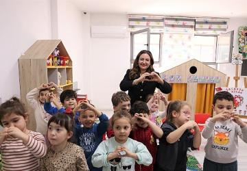 Başkan Vekili Özdemir çocuklarla kreşte buluştu