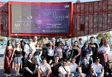 Erasmuslu gençlerden mini konser