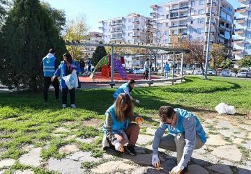 İzmirli gönüllüler el ele vererek doğa için temizlediler